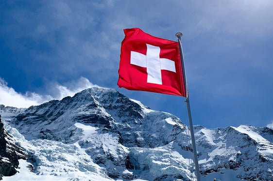 Sono diverse decine di migliaia i lavoratori valdostani, piemontesi lombardi e altoatesini che ogni giorno raggiungono il proprio posto di lavoro in Svizzera (Foto: Ronnie Schmutz/Unsplash)