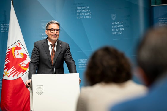 Secondo il presidente della Provincia Arno Kompatscher, il nuovo regolamento semplifica il processo, soprattutto per le cancellazioni all'inizio della settimana. In futuro, le cancellazioni saranno possibili anche durante il fine settimana. (Foto: USP/Fabio Brucculeri)