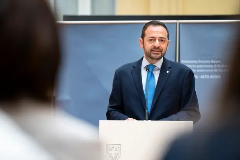 Il vicepresidente della Provincia di Bolzano Marco Galateo: Nel sistema scolastico italiano dell’Alto Adige l’inclusione rappresenta da tempo un asse portante delle politiche educative e delle Indicazioni provinciali, che pongono al centro la personalizzazione dei percorsi, il successo formativo di tutti gli studenti e la corresponsabilità educativa tra scuola, famiglie e territorio. (Foto: USP/Fabio Brucculeri)
