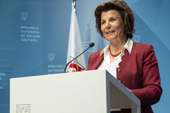 Unesco-Anerkennungen auf Landesebene koordiniert führen: Dies ist eines der Ziele des von Landesrätin Hochgruber Kuenzer (im Bild) vorgelegten Landesgesetzentwurfs. (Foto: LPA/Fabio Brucculeri)