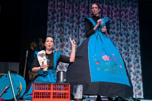 Le Vereinigte Bühnen Bozen (nella foto una scena dello spettacolo “Magdalena, ma dai”, 2025) hanno ricevuto, così come il Museo d'arte moderna e contemporanea Museion, una prima assegnazione per il 2026. (Foto: VBB/Anna Cerrato)