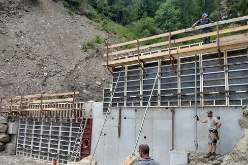 Nelle prossime settimane verranno erette altre quattro briglie di consolidamento nel rio del Monaco a San Nicolò, in Val d'Ultimo. Un'opera che andrà a rafforzare la protezione dalle inondazioni. (Foto: ASP/Ufficio provinciale sistemazione bacini montani Sud)