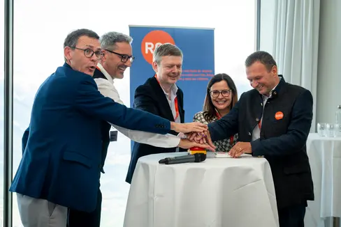 In occasione dei festeggiamenti per il 50° anniversario della RAS, i responsabili hanno simbolicamente dato il via al 38° programma radiofonico: dal 27 giugno, infatti, in Alto Adige è possibile sintonizzarsi anche su Deutschlandfunk, l'emittente radiofonica tedesca. Nella foto (da sinistra): il presidente della RAS Peter Silbernagl, il presidente della Provincia Arno Kompatscher, Uwe Knöchel (Deutschlandradio), la direttrice provinciale di ORF Tirol Esther Mitterstieler e il direttore della RAS Georg Plattner. (Foto: USP/Fabio Brucculeri)