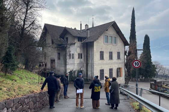 Die Alte Volksschule in Burgstall war Anfang Februar Gegenstand eines Lokalaugenscheins durch den Landesbeirat für Baukultur und Landschaft. (Foto: LPA/Martina Pecher)