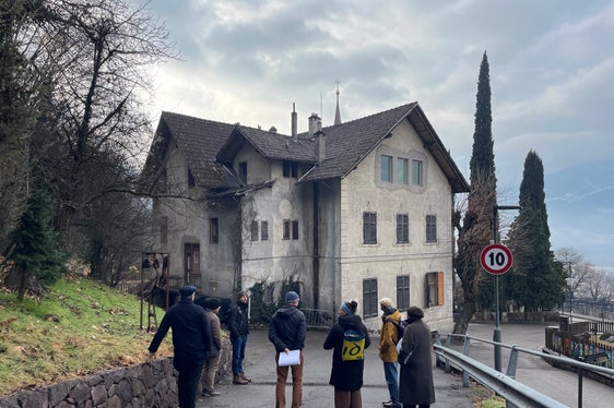 La vecchia scuola elementare a Postal è stata oggetto di un sopralluogo da parte del Comitato provinciale per la cultura edilizia e il paesaggio all'inizio di febbraio. (Foto: USP/Martina Pecher)