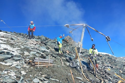 Im Rahmen des Interreg-Projekts FROST.INI wurden auf dem Großglockner zwei neue, 20 Meter tiefe Permafrost-Bohrsäulen angebracht. (Fotos: Georesearch ltd)