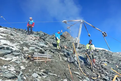 Nell'ambito del progetto FROST.INI, sono state installate sul Großglockner due nuove colonne di perforazione permafrost profonde 20 metri. (Foto: Georesearch ltd)