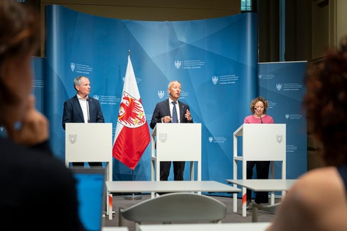 Patrimonio mondiale dell'UNESCO: il presidente Peter Daldos, l'assessore provinciale Peter Brunner e la direttrice Hannah Pomella (da sinistra) hanno illustrato l'unicità del GEOPARC Bletterbach e delineato la via verso il futuro. (Foto: USP/Fabio Brucculeri)