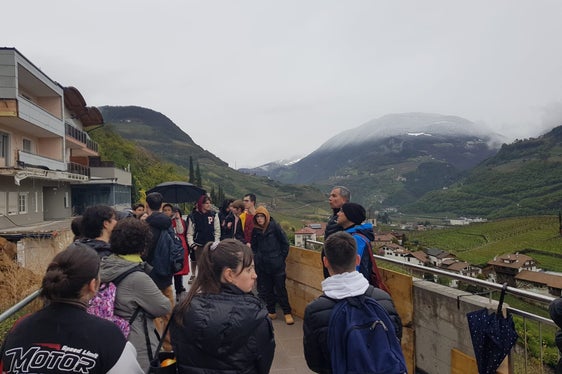Oberschülerinnen und Oberschüler erhalten anschaulichen Unterricht im Bereich Zivilschutz: Im Bild die Exkursionsetappe Eberle an der Oswaldpromenade in Bozen, wo am 5. Jänner 2021 ein Felssturz niedergegangen war. (Foto: LPA/Agentur für Bevölkerungsschutz)