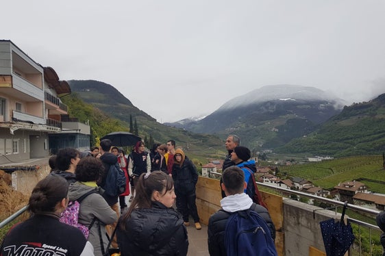 Oberschülerinnen und Oberschüler erhalten anschaulichen Unterricht im Bereich Zivilschutz: Im Bild die Exkursionsetappe Eberle an der Oswaldpromenade in Bozen, wo am 5. Jänner 2021 ein Felssturz niedergegangen war. (Foto: LPA/Agentur für Bevölkerungsschutz)