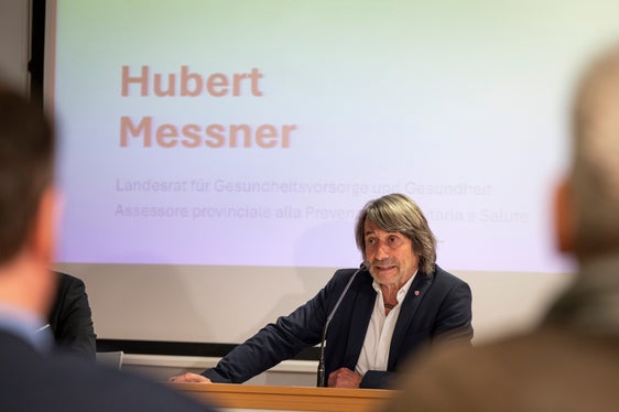 Bewegung gehört zu den Menschen einfach dazu, schon kleine Bewegungseinheiten im Alltagbringen Vorteile für den Körper, aber auch für die geistige Entwicklung und das geistige Wohlbefinden, unterstreicht Gesundheitslandesrat Hubert Messner. (Foto: LPA/Fabio Brucculeri)