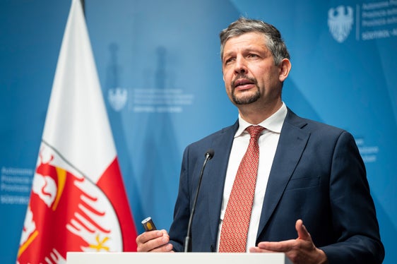 Mit diesem Schritt schaffen wir die Grundlage, um ein seit langem erwartetes Infrastrukturprojekt zu verwirklichen. Die Umfahrung von Rabland ist Teil einer Reihe von Maßnahmen, die wir im Vinschgau zur Verbesserung der Verkehrssituation und zur Erhöhung der Lebensqualität in den Ortschaften umsetzen, betonte der Landesrat für Infrastrukturen und Mobilität, Daniel Alfreider. (Foto: LPA/Fabio Brucculeri)