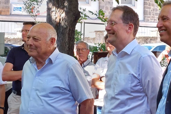 Da sinistra l'ex presidente della Giunta provinciale Luis Durnwalder, l'assessore Massimo Bessone e il sindaco di Merano Dario Dal Medico durante la posa della prima pietra all'interno del cantiere dell'ex Bersaglio a Merano (foto ASP/Igor Cocca)