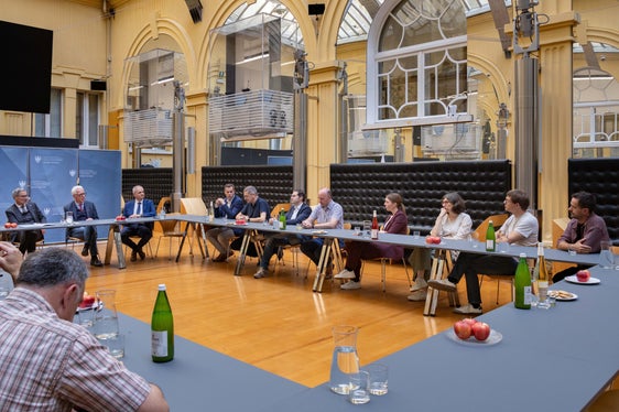 Landeshauptmann Arno Kompatscher (links) betonte gegenüber den Vertreterinnen und Vertretern von Minderheitensendern die Bedeutung von Medien für den Erhalt und die Förderung von Minderheitensprachen in Europa. (Foto: LPA/Greta Stuefer)