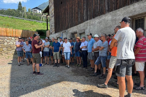 Bereichsleiter Stephan Raffl (links vorne) führte die Mitglieder des Absolventenvereins Landwirtschaftlicher Schulen am 4. August durch den landeseigenen Gutshof Mair am Weg oder Moarhof in Labers mit der sensorgesteuerten bedarfsgerechten Bewässerung, im Zentrum der Gruppe Landwirtschaftslandesrat Luis Walcher. (Foto: LPA/Ressort Landwirtschaft, Forstwirtschaft und Tourismus)