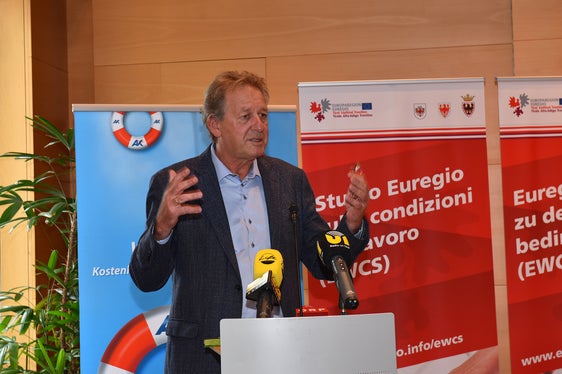 Il direttore della Camera del lavoro del Tirolo Erwin Zangerl alla presentazione di oggi (Foto: AK Tirol)