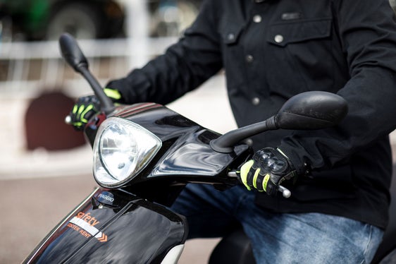 Per chi vuole familiarizzare con il proprio veicolo e con la propria capacità di reagire correttamente in caso di emergenza, ci sono i corsi del Safety Park di Vadena. (Foto: USP/Armin Huber)