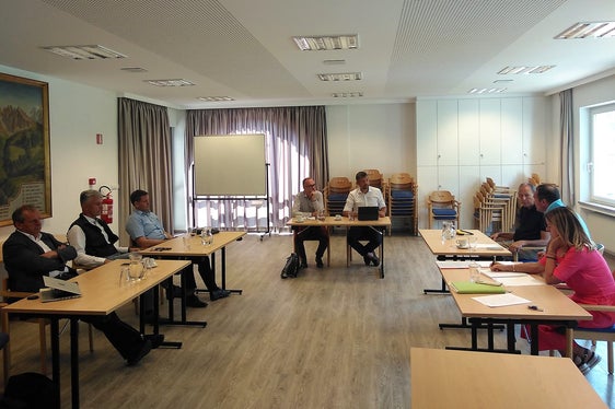 Confronto sulle soluzioni per la mobilità sostenibile a Santa Cristina: Roland Demetz, Andreas Schenk, Lukas Demetz, Tobia Moroder, l'assessore Daniel Alfreider, Christoph Vinatzer, Ambros Hofer e Christina Demetz. (Foto: ASP/Angelika Schrott)