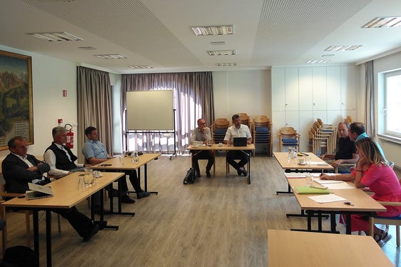 Austausch zu Lösungen für nachhaltige Mobilität auf den Dolomitenpässen in St. Christina: Roland Demetz, Andreas Schenk, Lukas Demetz, Tobia Moroder, LR Daniel Alfreider, Christoph Vinatzer, Ambros Hofer und Christina Demetz. (Foto: LPA/Angelika Schrott)