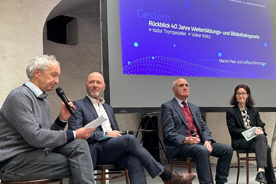 La tavola rotonda con il direttore della Ripartizione Cultura tedesca, Volker Klotz (secondo da sinistra), l'ex direttore dell'Ufficio formazione permanente, Isidor Trompedeller (terzo da sinistra) e il vicedirettore dell'Ufficio formazione permanente, Martin Peer (primo da a sinistra). (Foto: ASP)