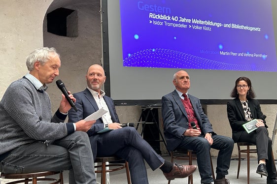 La tavola rotonda con il direttore della Ripartizione Cultura tedesca, Volker Klotz (secondo da sinistra), l'ex direttore dell'Ufficio formazione permanente, Isidor Trompedeller (terzo da sinistra) e il vicedirettore dell'Ufficio formazione permanente, Martin Peer (primo da a sinistra). (Foto: ASP)