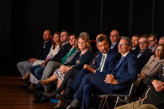 Truep nviei d’unëur dla politica y dla scola ne se à nia lascià tò de vester prejënc pra la festa. (Foto: USP/Manuela Tessaro)