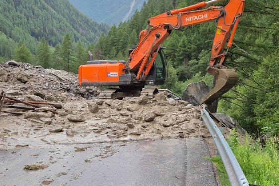 Nach einem Murgang im Schafstallbach (Infangbach), einem orografisch linken Zubringer des Pfossentalbachs, am Nachmittag des Sonntags, 28. Juni, hat Vorarbeiter Martin Müller umgehend mit den Aufräumarbeiten bei der Brücke begonnen. (Foto: LPA/Amt für Wildbach- und Lawinenverbauung West in der Agentur für Bevölkerungsschutz)