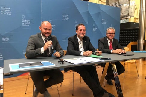L'assessore Bessone (al centro) con il direttore della Ripartizione Patrimonio Daniel Bedin (sx) e il segretario generale della Provincia Eros Magnago (dx). (Foto: ASP)