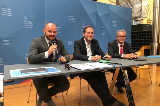 LR Bessone (Mitte) mit Abteilungsdirektor Daniel Bedin (l.) und Generalsekretär Eros Magnago bei der Pressekonferenz zur Vorstellung des Projekts Building Renovation plus im Juni 2019. (Foto: LPA)