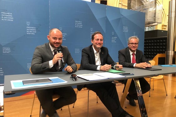 LR Bessone (Mitte) mit Abteilungsdirektor Daniel Bedin (l.) und Generalsekretär Eros Magnago bei der Pressekonferenz zur Vorstellung des Projekts Building Renovation plus im Juni 2019. (Foto: LPA)