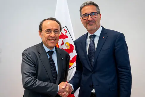 Il presidente della Provincia autonoma di Bolzano, Arno Kompatscher (a destra), ha ricevuto a Palazzo Widmann la visita del nuovo questore di Bolzano, Giuseppe Ferrari. (Foto: USP/Fabio Brucculeri)