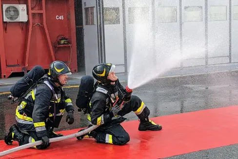 La formazione si è svolta per la maggior parte presso la sede del corpo permanent dei vigili del fuoco a Bolzano (nella foto). I candidati hanno trascorso alcune settimane presso la scuola dei Vigili del Fuoco di Roma. Per la parte pratica invece si è fatto ricorso anche a strutture esterne, come l’area della scuola dei vigili del fuoco di Vilpiano. (Foto: ASP/ Corpo permanente dei vigile del fuoco)