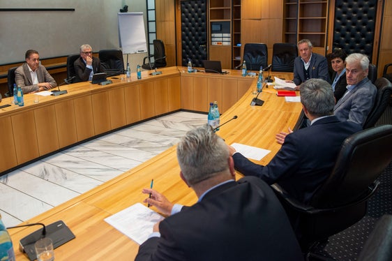 Leistbares Wohnen und Jugendgewalt waren zwei Themen beim Treffen der Spitzen des Gemeindenverbandes und der Bezirksgemeinschaften mit Landeshauptmann Kompatscher. (Foto: LPA/Fabio Brucculeri)