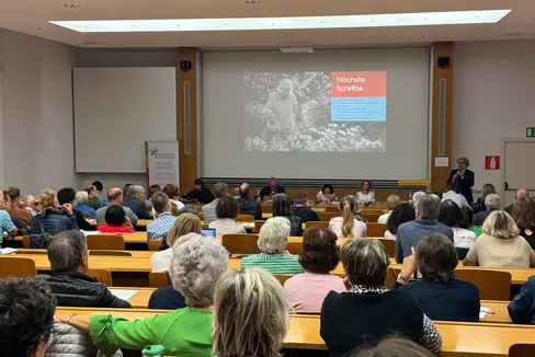 Esempi pratici da Bressanone e Bolzano (nella foto sul palco Carlo Alberto Librera, direttore della Ripartizione Servizi alla comunità locale del Comune di Bolzano) hanno mostrato quali possibilità esistono già per creare spazi di vita per anziani attivi. (Foto: USP/Katharina Fleischmann)