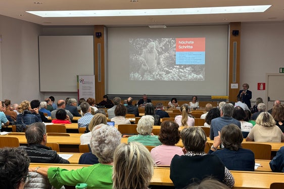 Praxisbeispiele aus Brixen und Bozen (im Bild ganz vorne Carlo Alberto Librera, Direktor der Abteilung für Dienste an die örtliche Gemeinschaft der Gemeinde Bozen) zeigten auf, welche Möglichkeiten es bereits gibt, um Wohnräume für aktive ältere Menschen zu schaffen. (Foto: LPA/Katharina Fleischmann)