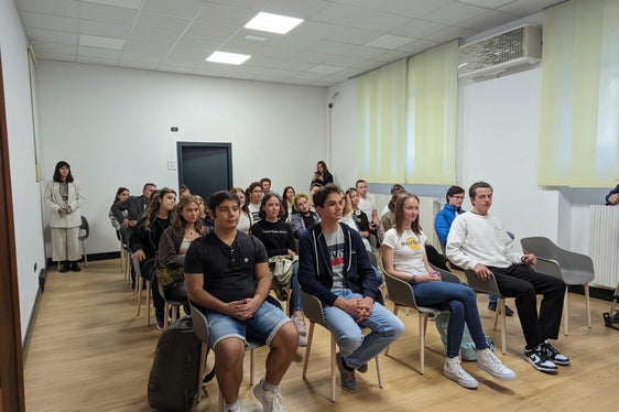 Le giovani ed i giovani sono arrivati nel pomeriggio a Casa Moggioli, sede di informazione e coordinamento dell'Euregio a Trento (Foto: Euregio/Silvia Ramoser)