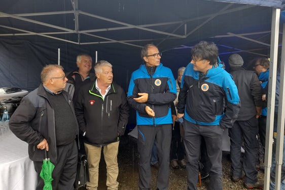 Un momento dell'inaugurazione: il parroco Florian Öttl (da sinistra), il primo cittadino Franz Heinisch e i due direttori Klaus Unterweger e Roberto Dinale (Foto: ASP/Maja Clara)