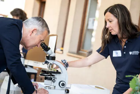 50 anni fa è stato fondato a Laives il Laboratorio biologico, il primo laboratorio ambientale in Italia; oggi è un punto di riferimento imprescindibile nel settore delle analisi ambientali: l’assessore provinciale Peter Brunner si è fatto illustrare dai collaboratori le singole aree di competenza; nella foto, Veronika Kofler del Servizio d'informazione pollinica. (Foto: USP/Fabio Brucculeri)