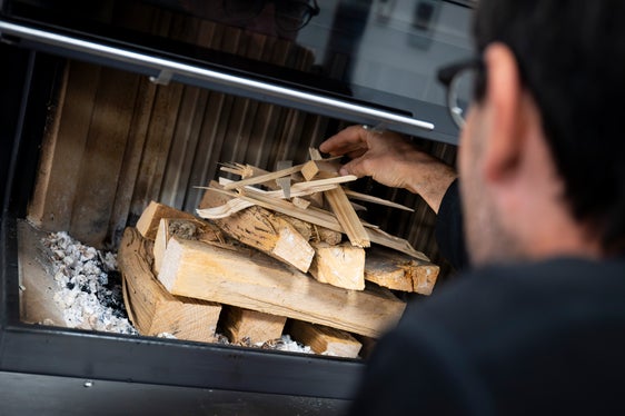 Gemeinsam mit der Berufsgruppe der Kaminkehrer informiert das Land Südtirol über die richtige Art des Holzfeuerns: Es geht darum, trockenes Holz zu verwenden, es richtig anzuordnen - die größeren Holzscheite kommen nach unten und die kleineren nach oben - , es von oben anzuzünden, die Luftzufuhr vollständig zu öffnen und die Heizungsanlagen regelmäßig warten zu lassen. (Foto: LPA/Fabio Brucculeri)