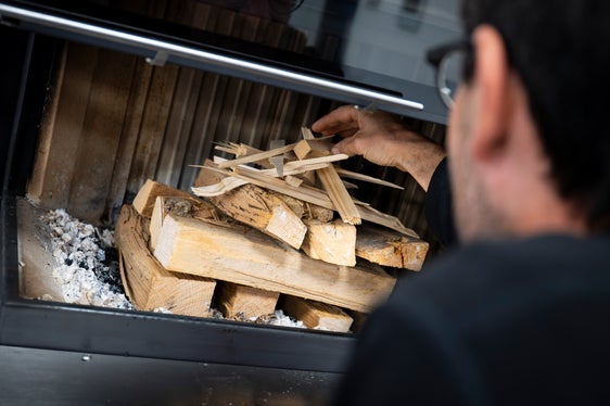 Gemeinsam mit der Berufsgruppe der Kaminkehrer informiert das Land Südtirol über die richtige Art des Holzfeuerns: Es geht darum, trockenes Holz zu verwenden, es richtig anzuordnen - die größeren Holzscheite kommen nach unten und die kleineren nach oben - , es von oben anzuzünden, die Luftzufuhr vollständig zu öffnen und die Heizungsanlagen regelmäßig warten zu lassen. (Foto: LPA/Fabio Brucculeri)