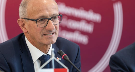 Tirols Landeshauptmann Anton Mattle: Bei der Umsetzung der EU-Interreg-Programme wollen wir Synergien stärker nutzen und so noch effizienter Grenzhindernisse abbauen. (Foto: LPA/Tiberio Sorvillo)