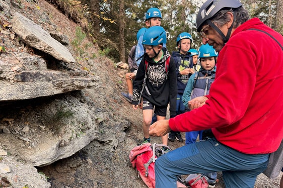 Geologe Corrado Morelli erklärte den Schülerinnen und Schülern die geologischen Besonderheiten im Dolomiten UNESCO Welterbe Bletterbachschlucht. (Foto: Geoparc Bletterbach /Monika Franzelin)