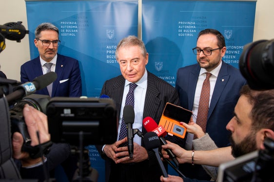 Il ministro delle Imprese e del Made in Italy, Adolfo Urso, risponde alle domande dei giornalisti affiancato da Kompatscher e Galateo. (Foto: ASP/Fabio Brucculeri)