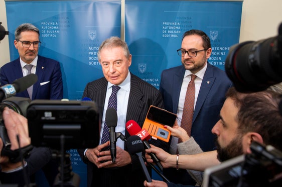 Il ministro delle Imprese e del Made in Italy, Adolfo Urso, risponde alle domande dei giornalisti affiancato da Kompatscher e Galateo. (Foto: ASP/Fabio Brucculeri)