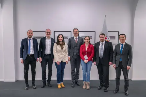 L presidënt dla Jonta provinziela de Bulsan Arno Kompatscher, a man ciancia, y i ambolc, a man drëta, sotscrij la cunvenzion (da man ciampa): Christoph Senoner, Tobia Moroder, Cristina Pallanch, Arno Kompatscher, Sofia Stuflesser, Tobias Nocker, André Comploi. (Foto: USP/Greta Stuefer)
