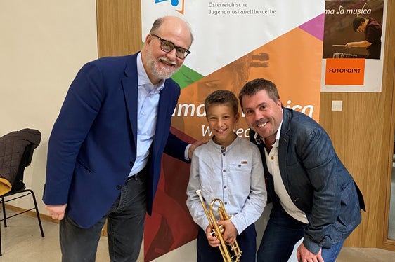 Una grande squadra: Lorenz Larcher (Scuola musicale di Brunico) tra Giorgio Fasciolo (a sinistra, accompagnamento al pianoforte) e il suo insegnante Christof Gröber (Foto: ASP/Ruth Oberschmied)