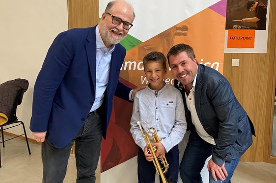 Una grande squadra: Lorenz Larcher (Scuola musicale di Brunico) tra Giorgio Fasciolo (a sinistra, accompagnamento al pianoforte) e il suo insegnante Christof Gröber (Foto: ASP/Ruth Oberschmied)