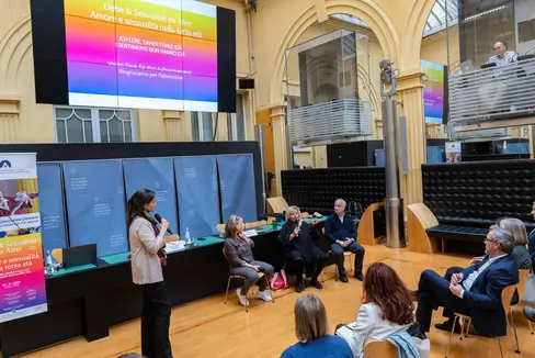 Im Rahmen einer Sensibilisierungskampagne wurde heute in Bozen eine Tagung organisiert, die sich mit dem Thema Sexualität und Liebe im Alter befasst hat. (Foto: LPA/Greta Stuefer)