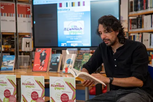 La campagna di lettura Liesmich Leggimi 2026 inizia il 23 aprile nelle biblioteche dell'Alto Adige: chi leggerà e commenterà uno o più degli 80 libri selezionati entro la fine di ottobre potrà vincere uno dei 200 premi in palio. (Foto: USP/Ufficio Educazione permanente, biblioteche e audiovisivi)