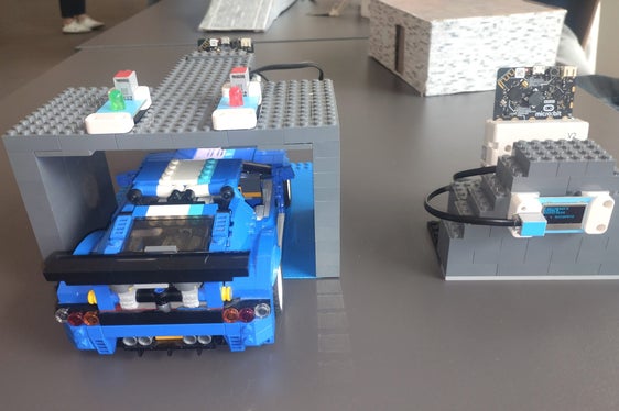 Le classi hanno svolto un percorso dedicato al physical computing, la progettazione di sistemi interattivi che comunicano con il mondo fisico, utilizzando microcontrollori, sensori e attuatori per sviluppare il pensiero computazionale e progettuale.(Foto: Direzione Istruzione e Formazione italiana)